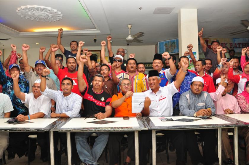 Muslim NGOs gathered at Meru, Klang calling themselves a coalition named the Klang Muslims Solidarity Secretariat, which included NGOs such as Ikatan Muslimin Malaysia (Isma). u00e2u20acu201d Picture by Saw Siow Feng 