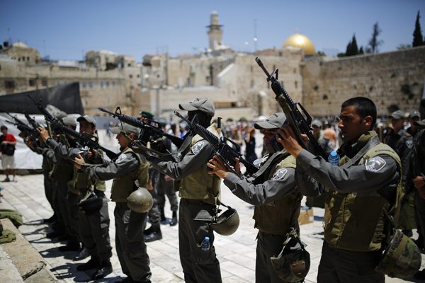 Israeli border policemen load their weapons before patrolling at the Western Wall in Jerusalemu00e2u20acu2122s Old City June 21, 2013. u00e2u20acu201d Reuters pic
