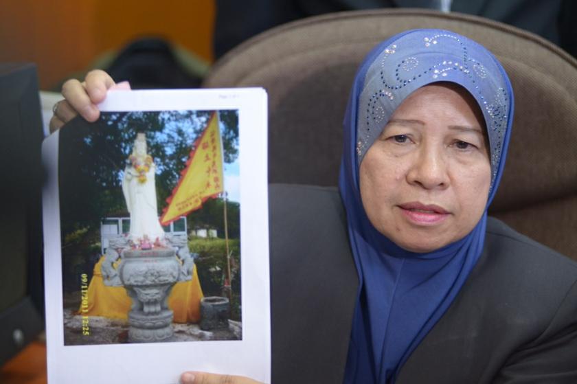 Penang state opposition leader Datuk Jahara Hamid showing a photo of the Ma Zu temple on Pulau Jerejak during a press conference in George Town December 9, 2013. — Picture by K.E. Ooi