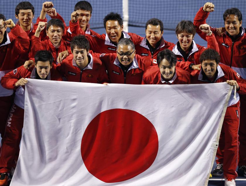 Japan's Yuichi Sugita (front row left to right), Kei Nishikori, captain Minoru Ueda, Go Soeda and Yasutaka Uchiyama celebrate with their team after defeating Canada during their Davis Cup world group first round tennis match in Tokyo February 2, 2014. u00e2u20acu201d