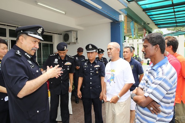 Johor CPO Datuk Mohd Mokhtar Mohd Sharif speaking to residents at Taman Bestari Indah.