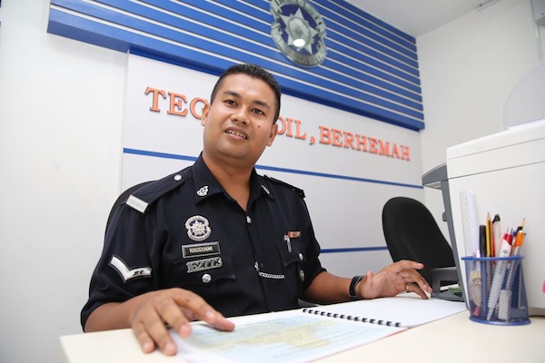 Service with a smile... The officer assigned to the CPP is treated like the neighbourhood ‘penghulu’ and must display a friendly demeanour to all his neighbours.