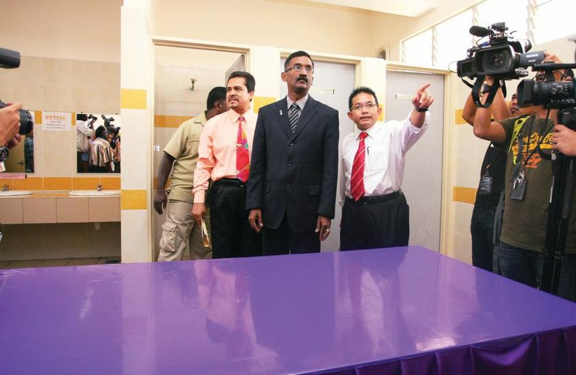 Kuala Selangor MP Datuk Irmohizam Ibrahim (right) points out the details of the temporary canteen to Deputy Education Minister II P. Kamalanathan u00e2u20acu201d Picture by Shahir Omar