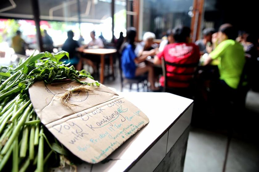 Najib was widely ridiculed in online media in recent weeks for saying that the price of local vegetable kangkung (water spinach) had fallen, despite price rises for most other goods. — Picture by Choo Choy May 