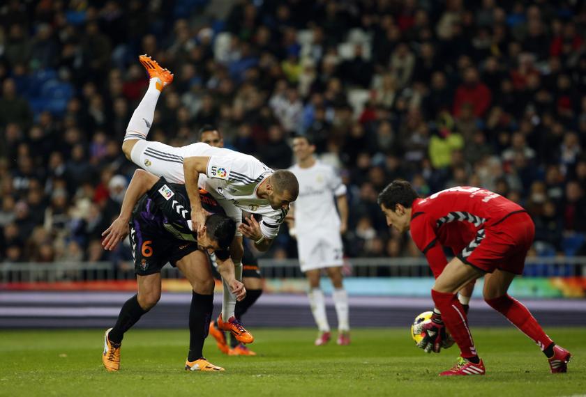 Real Madridu00e2u20acu2122s Karim Benzema falls over Real Valladolidu00e2u20acu2122s Jesus Rueda (6) during their Spanish First Division match in Madrid November 30, 2013. u00e2u20acu201d Reuters pic