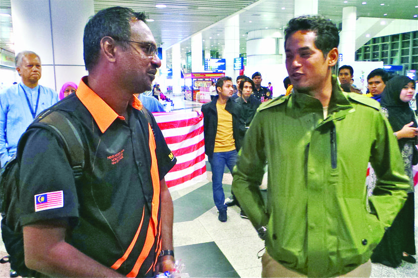 Sports Minister Khairy Jamaluddin discussing with coach K. Dharmaraj the performance of the Junior World Cup team.