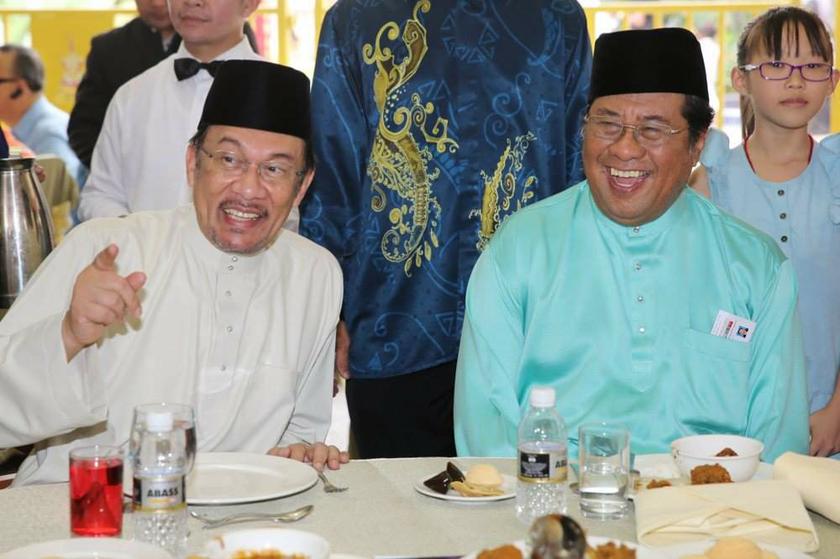 Opposition Leader Datuk Seri Anwar Ibrahim (left) and Selangor Mentri Besar Tan Sri Abdul Khalid Ibrahim share a light moment at the Selangor government Hari Raya open house in Shah Alam on August 8, 2013. u00e2u20acu201d Picture by Choo Choy May