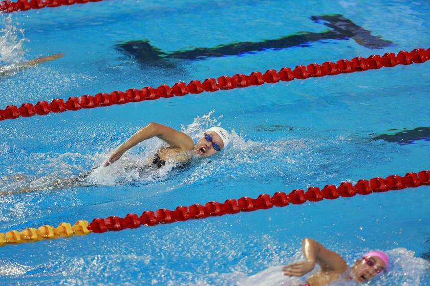 Khoo Cai Lin of Malaysia and Benjaporn Spiphanomthorn (bottom) of Thailand competes during the women's 800m Freestyle final at the 27th SEA Games in Naypyitaw December 14, 2013. u00e2u20acu201du00c2u00a0Reuters pic