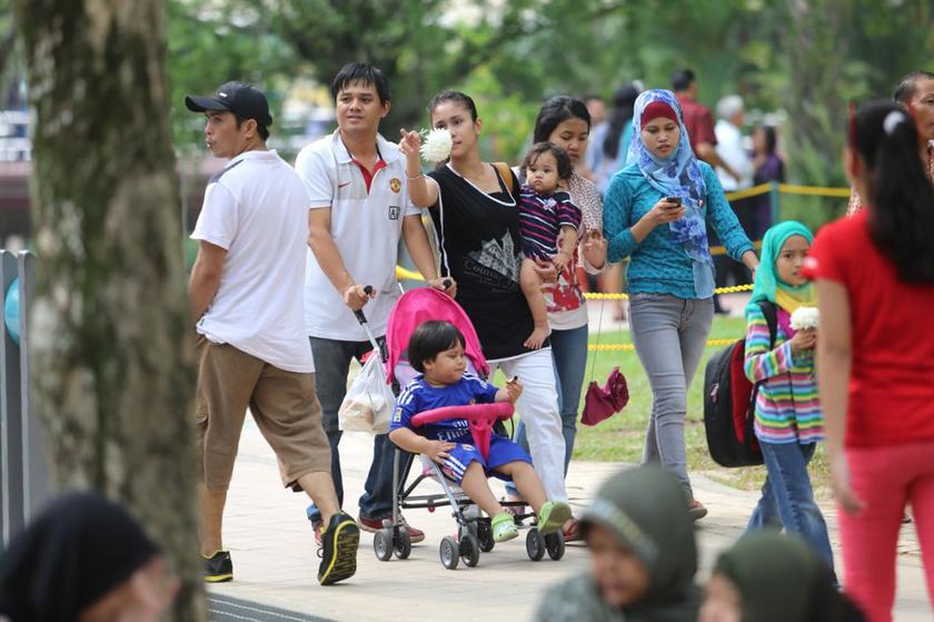Families spend some recreation outdoors at the KLCC park in Kuala Lumpur. u00e2u20acu201d Picture by Choo Choy May