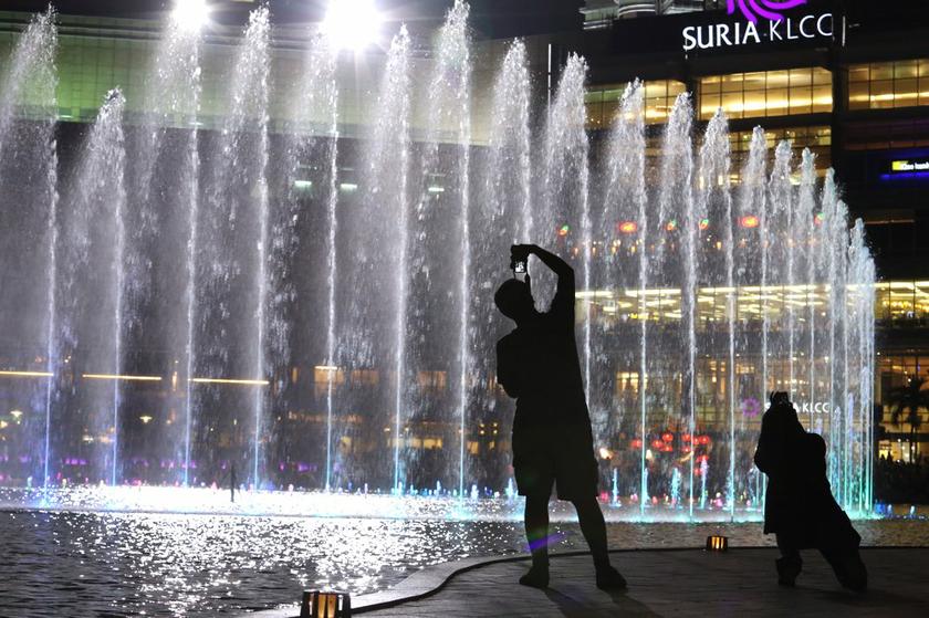 People taking pictures of the fountain light show at the KLCC park. u00e2u20acu201d Picture by Choo Choy May