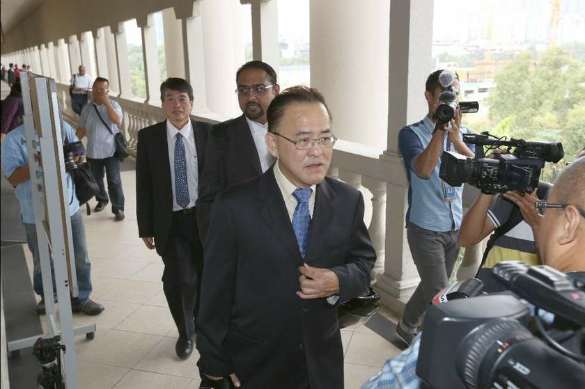 Tan (front) arriving at the Sessions Court in Kuala Lumpur today.