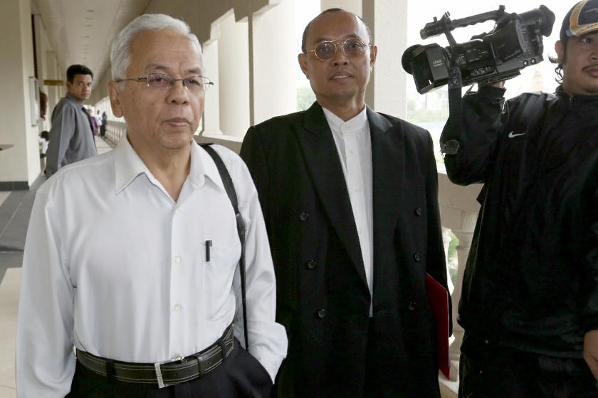 Former Koperasi Permodalan FELDA Quality (KPFQ) Foods Sdn Bhd chief executive officer Datuk Sarchu Sarwal (left) arriving at the Sessions Court in Kuala Lumpur on August 2, 2013. u00e2u20acu201d  Picture by Saw Siow Feng