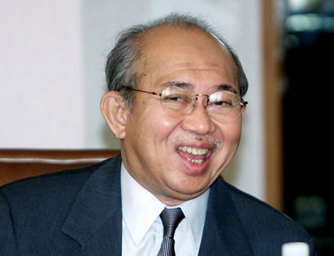 Tengku Razaleigh Hamzah speaks during part of the campaign for the ruling Barisan Nasional in Kota Baru, in the northeastern Malaysian state of Kelantan 22 November 1999. u00e2u20acu201c AFP pic
