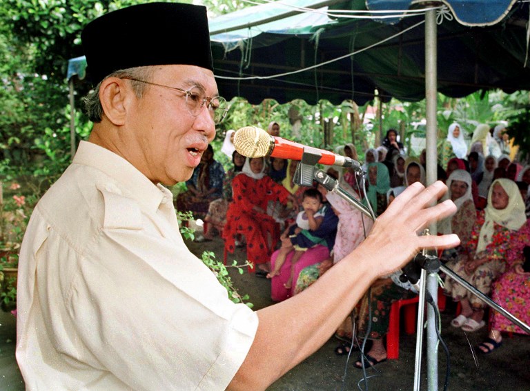 Tengku Razaleigh Hamzah speaks during part of the campaign for the ruling Barisan Nasional in Kota Baru, in the northeastern Malaysian state of Kelantan 22 November 1999. u00e2u20acu201c AFP pic