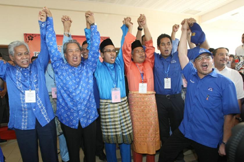 PAS candidate Azlan Yusof (left) and Barisan Nasional candidate Tengku Zaihan Che Ku Abdul Rahman wave to supporters at the Kuala Besut by-election nomination centre on July 12, 2013. u00e2u20acu201d Picture by Saw Siow Feng