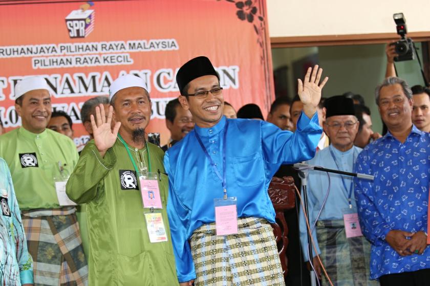 PAS candidate Endot @ Azlan Yusof (in green) and BN candidate Tengku Zaihan Che Ku Abdul Rahman (in blue) wave to supporters at the Kuala Besut by-election nomination centre on July 12, 2013. — Picture by Saw Siow Feng