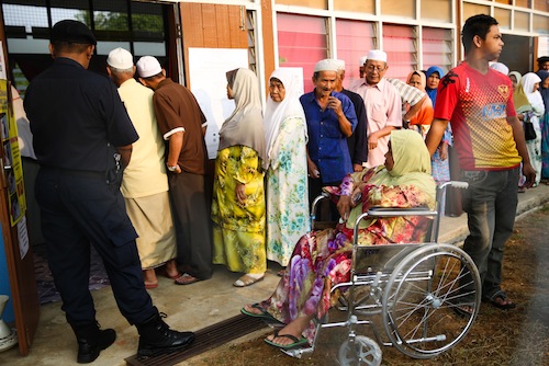People wait to cast their vote at Sk Kampung Baharu in Kuala Besur July 24, 2013. u00e2u20acu201d Picture by Saw Siow Feng