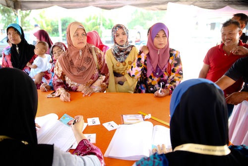 People queue to vote at SK Kampung Baharu in Kuala Besut on July 24, 2013. u00e2u20acu201d Picture by Saw Siow Feng
