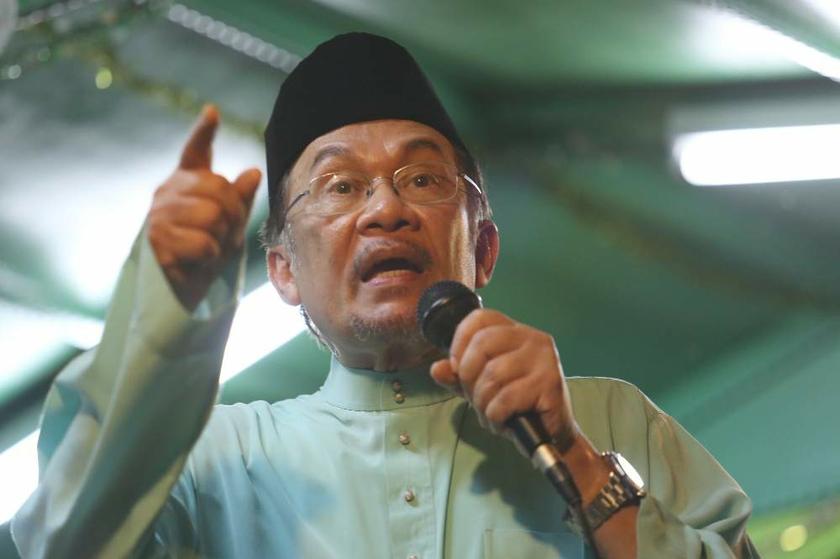 Anwar stresses a point when speaking at the ceramah in Kampung Tok Saboh on July 21, 2013.