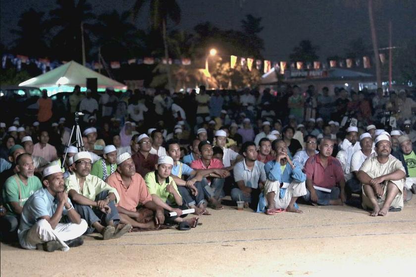 PAS supporters listen attentively while Datuk Seri Anwar Ibrahim speaks at the Kampung Tok Saboh ceramah on July 21, 2013. u00e2u20acu201d Picture by Saw Siow Feng