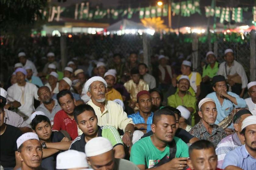 A section of the crowd who stayed back at the PAS ceramah in Kampung Tok Saboh, Kuala Besut on July 22, 2013. u00e2u20acu201d Picture by Saw Siow Feng