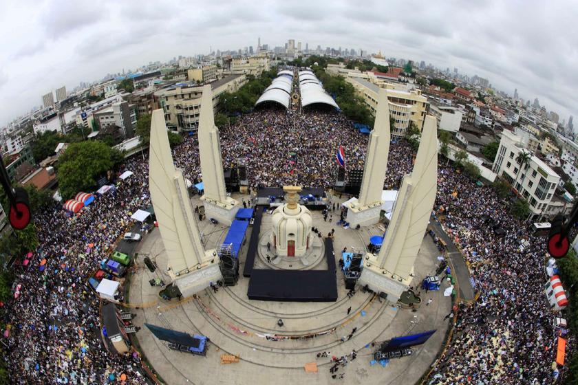 Anti-government protesters gathering to demonstrate against the government-backed amnesty bill at the Democracy monument in central Bangkok November 24, 2013 Reuters