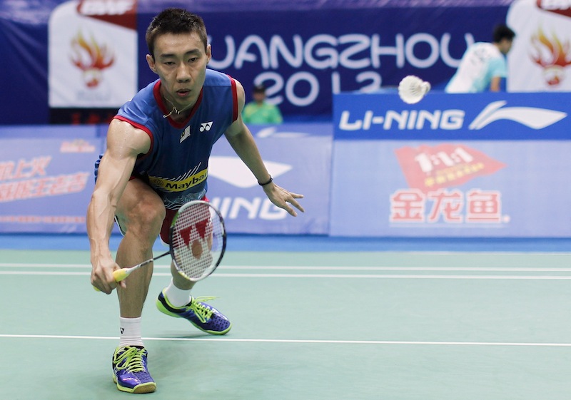 Malaysiau00e2u20acu2122s Lee Chong Wei returns a shot to Irelandu00e2u20acu2122s Scott Evans during their menu00e2u20acu2122s singles match in the first round of the 2013 Badminton World Championships in Guangzhou August 5, 2013. u00e2u20acu201d Reuters pic