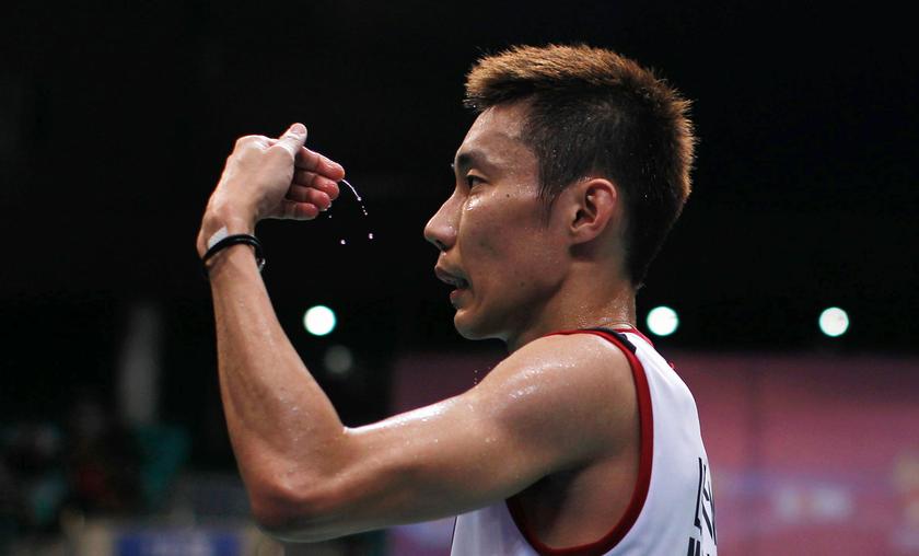 Malaysia's Lee Chong Wei wipes his face during his men's singles quarter-final match against Indonesia's Tommy Sugiarto at the 2013 Badminton World Championships in Guangzhou,  August 9, 2013. u00e2u20acu201c Reuters pic