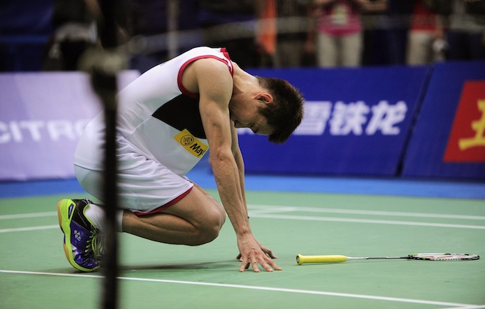 Malaysiau00e2u20acu2122s Lee Chong Wei squats on the ground after getting injured during his menu00e2u20acu2122s singles final against Chinau00e2u20acu2122s Lin Dan at the 2013 Badminton World Championships in Guangzhou August 11, 2013. u00e2u20acu201d Reuters pic