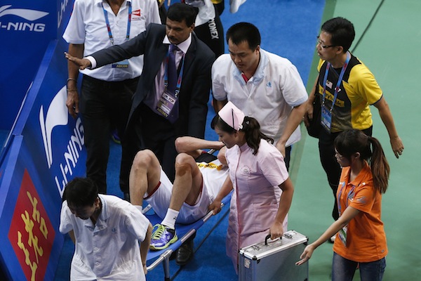 Malaysiau00e2u20acu2122s Lee Chong Wei is carried by medical personnel on a stretcher after getting injured during his menu00e2u20acu2122s singles final against Chinau00e2u20acu2122s Lin Dan at the 2013 Badminton World Championships in Guangzhou August 11, 2013. u00e2u20acu201d Reuters pic