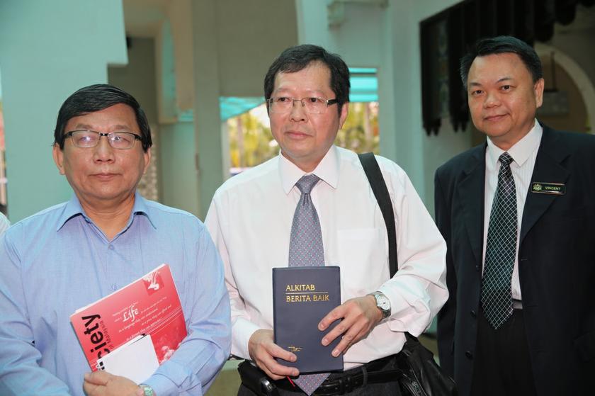 BSM chief Lee Min Choon (centre) meeting Jais at Jais office, Shah Alam. u00e2u20acu201d Picture by Choo Choy May