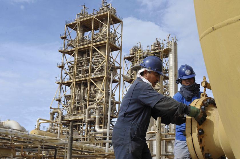 Workers perform maintenance on oil pipelines at the Sirte Oil Company in Brega, Libya, October 20, 2013. u00e2u20acu201d Reuters pic