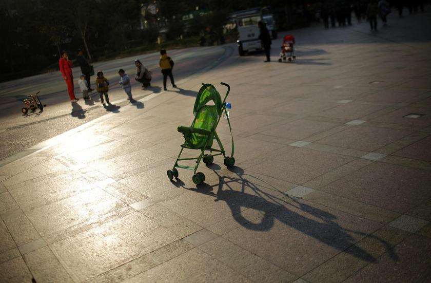 Mothers play with their children at a publicarea in downtown Shanghai November 19, 2013 Reuters