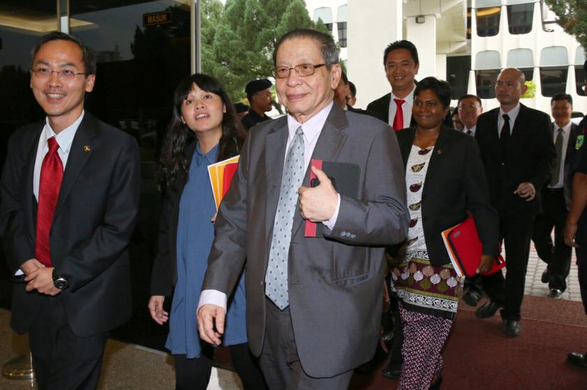 DAP leader Lim Kit Siang walking into Parliament before the tabling of Budget 2014 in Kuala Lumpur October 25, 2013. u00e2u20acu201d Picture by Saw Siow Feng