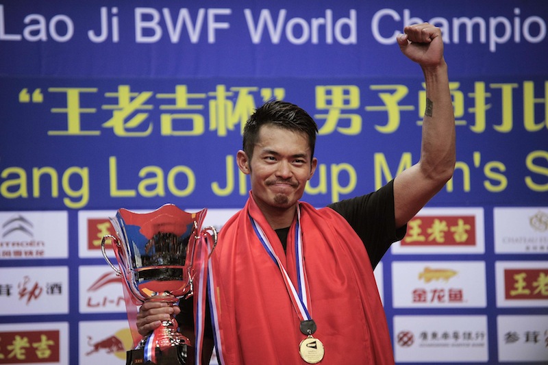 Chinau00e2u20acu2122s Lin Dan gestures with his trophy on the podium after defeating Malaysiau00e2u20acu2122s Lee Chong Wei during their menu00e2u20acu2122s singles final at the 2013 Badminton World Championships in Guangzhou August 11, 2013. u00e2u20acu201d Reuters pic