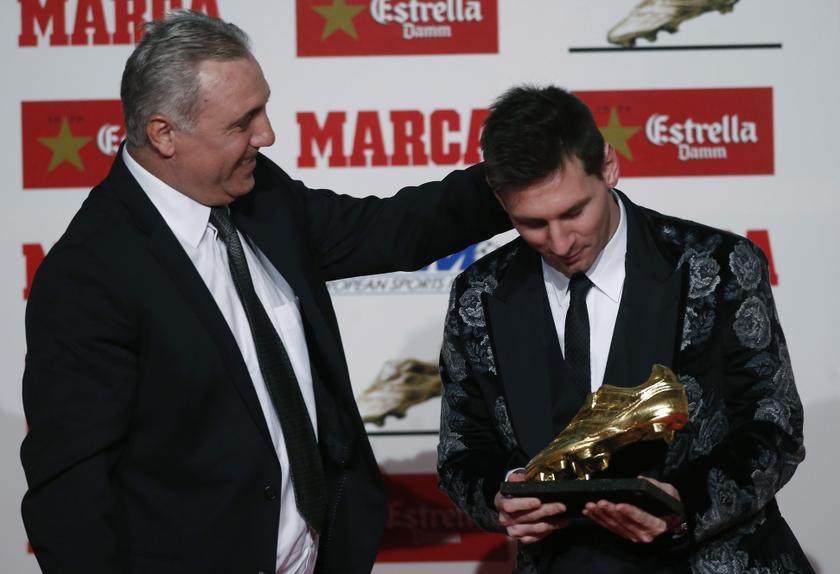 Barcelona's soccer player Lionel Messi (R) receives the Golden Boot trophy from former player Hristo Stoichkov during an award ceremony in Barcelona November 20, 2013. 