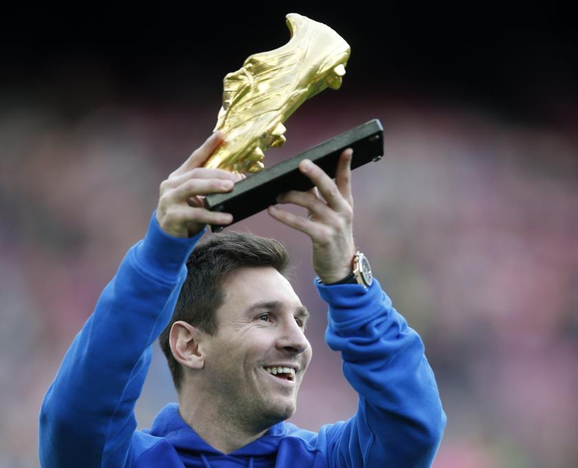 Barcelona player Lionel Messi poses with the Golden Boot trophy before their Spanish first division league match against Granada at Camp Nou stadium in Barcelona November 23, 2013. u00e2u20acu201d Reuters pic