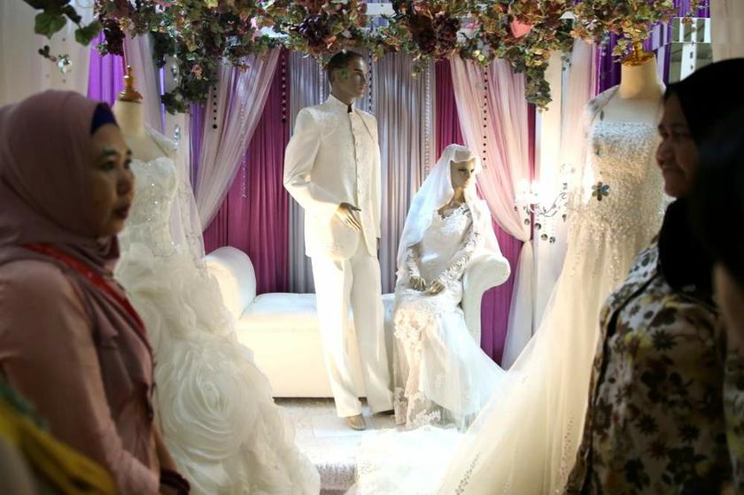 Many civil servants are taking out personal loans to finance their weddings. u00e2u20acu201d Picture by Choo Choy May