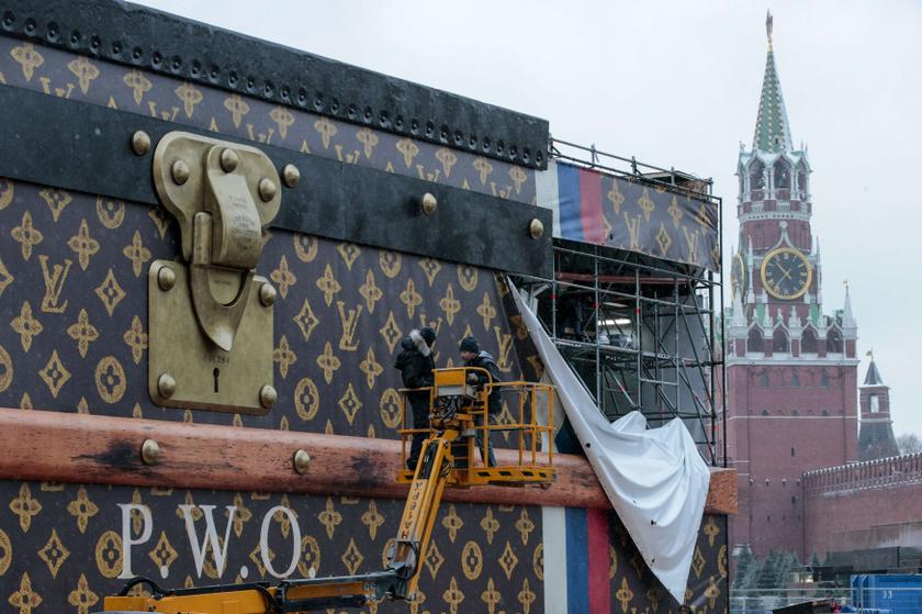 Workers disassemble a Louis Vuitton pavilion shaped like a giant suitcase as Kremlim's Spasskaya Tower is pictured behind in central Moscow November 29, 2013. u00e2u20acu201d Reuters pic