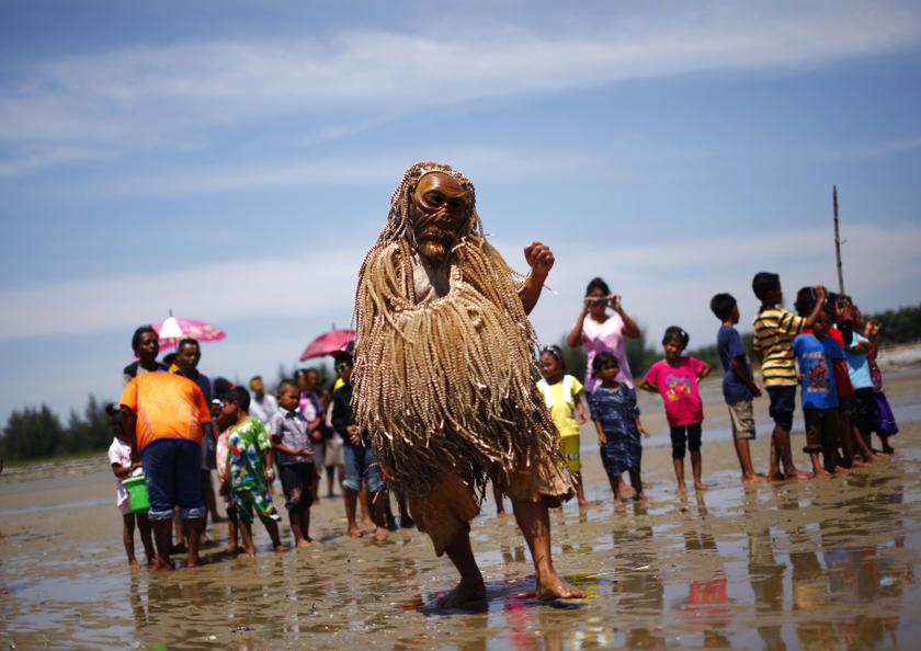Members of Malaysia's indigenous Mah Meri tribe perform the 'Main Jo-oh' dance during 'Puja Pantai', a thanksgiving ritual to appease the spirits of the seas, in the village of Pulau Carey, outside Kuala Lumpur February 4, 2014. u00e2u20acu201d Reuters pic