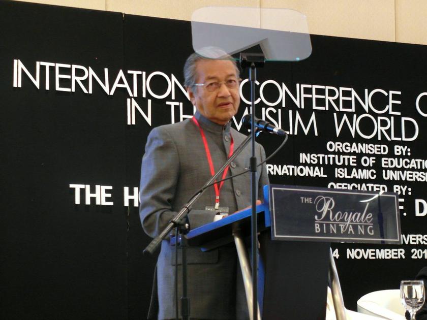Tun Dr Mahathir Mohamad speaks at the 2nd International Conference on Teacher Education in the Muslim World, as organised by International Islamic University Malaysia, in Kuala Lumpur November 12, 2013. u00e2u20acu201d Picture by Zurairi AR
