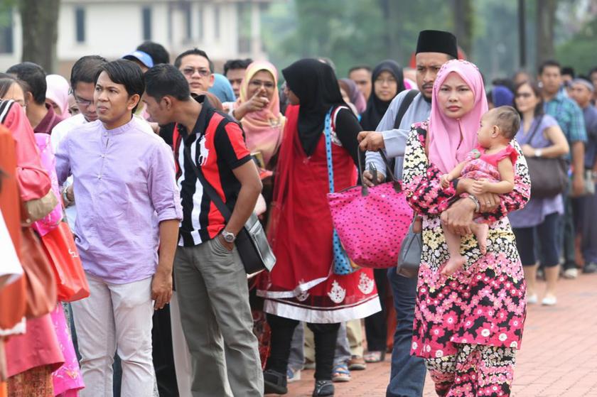 Tun Dr Mahathir Mohamed's Raya open house August 18, 2013. u00e2u20acu201c Picture by Choo Choy May