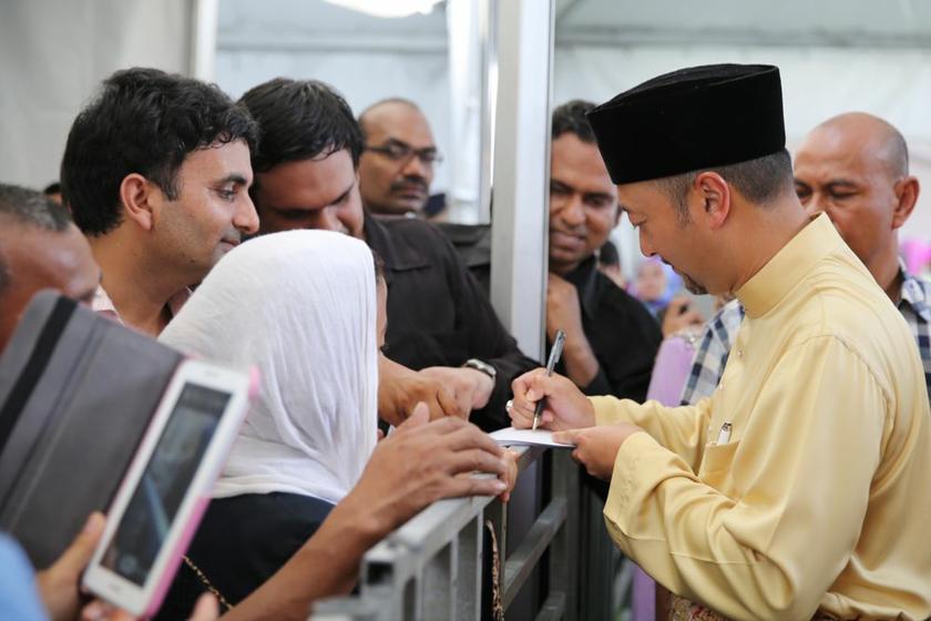 Mukhriz at Tun Dr Mahathir Mohamed Raya open house. u00e2u20acu201c Picture by Choo Choy May