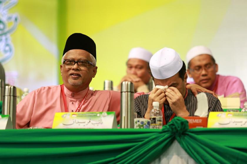 Datuk Mahfuz Omar (left) comforts a weeping Datuk Husam Musa at the PAS Muktamar in Shah Alam November 24, 2013. u00e2u20acu201d Picture by Siow Feng Saw 