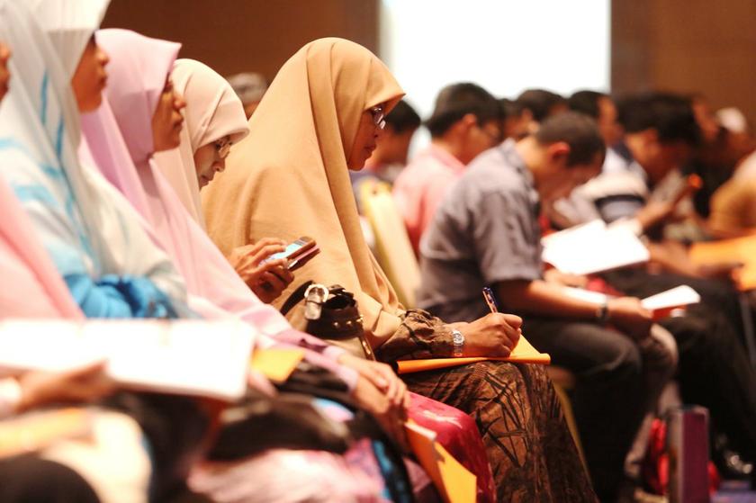 Participants reading the Quran while waiting for the ISMA symposium to start in Putrajaya, September 28, 2013. u00e2u20acu201du00c2u00a0Picture by Choo Choy May