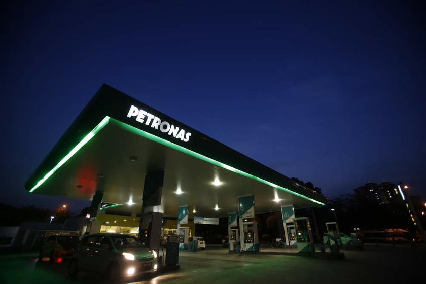A motorist pumps petrol at a Petronas service station in Putrajaya on August 26, 2013. u00e2u20acu201d Reuters pic
