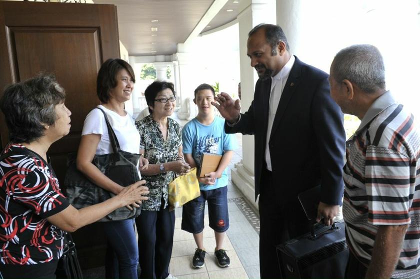 Lawyer Gobind Singh holding watching brief for family of Penang economy rice seller Lim with widow Lee Chai Song (second from left) and other family at inquest hearing Nov 29, 2013. Misadventure.verdict
