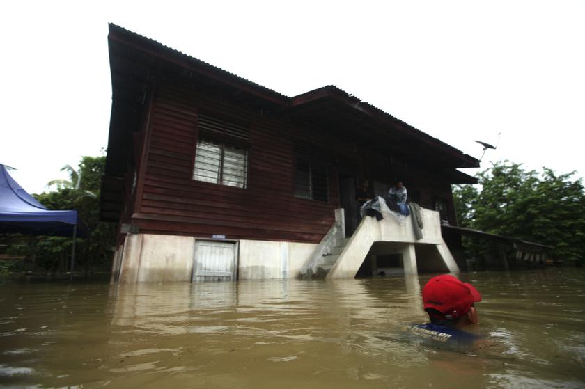A child swims in the flood waters in Temerloh, December 7, 2013.u00c2u00a0u00e2u20acu201du00c2u00a0Reuters pic 