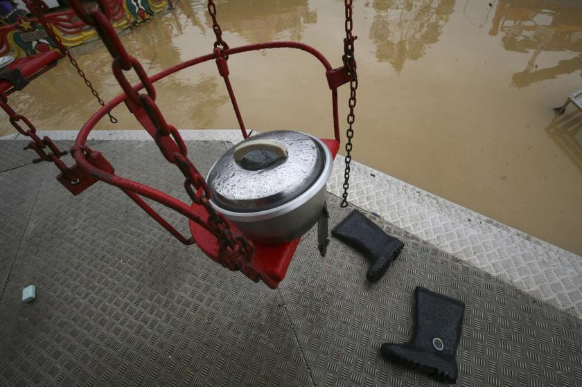 A rice cooker is seen at a fun fair surrounded by floodwaters at Chenor, between the border state of Pahang and Terengganu, 300km outside Kuala Lumpur December 6, 2013. u00e2u20acu201d Reuters pic