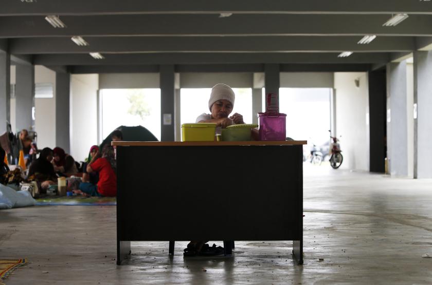 An evacuee eats inside a relief centre at Kemaman, 300km outside Kuala Lumpur December 6, 2013. u00e2u20acu201d Reuters pic